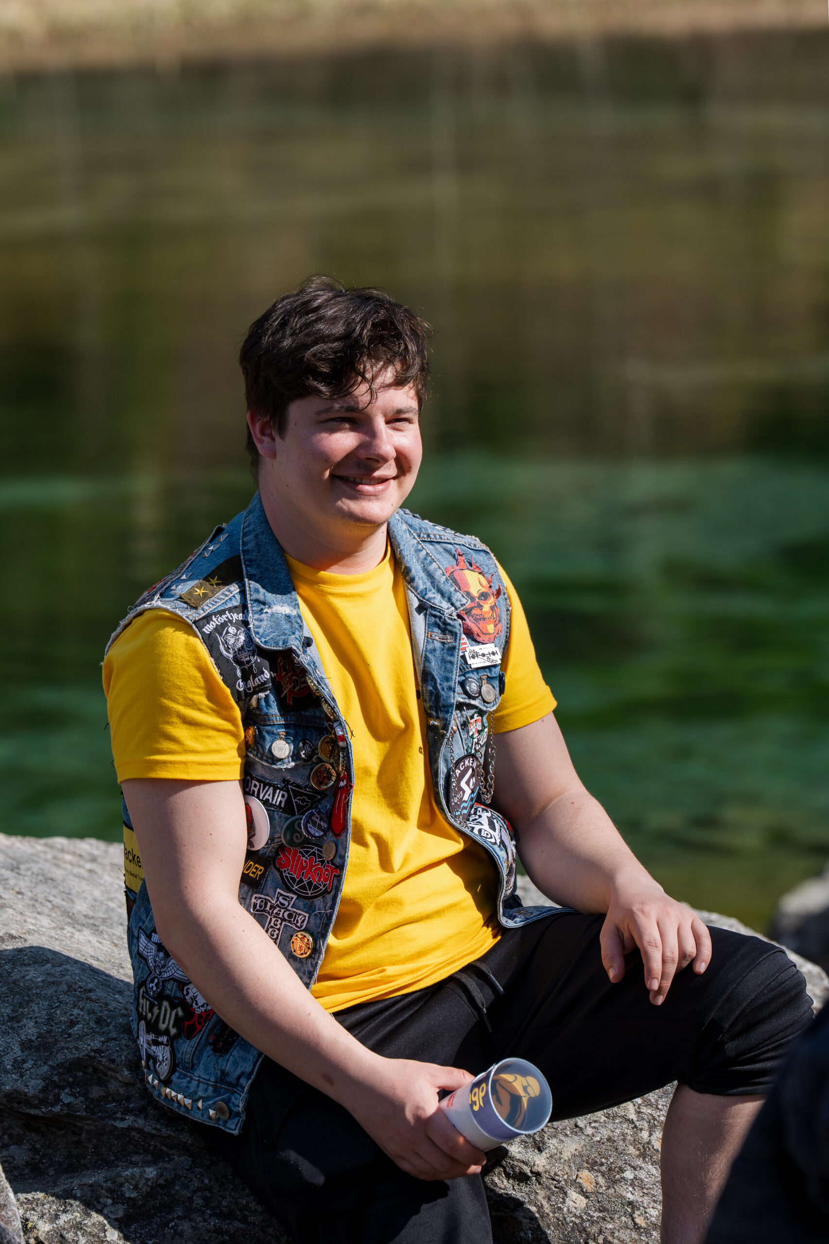 Mäxle sitzt auf einem Stein vor dem Blausee